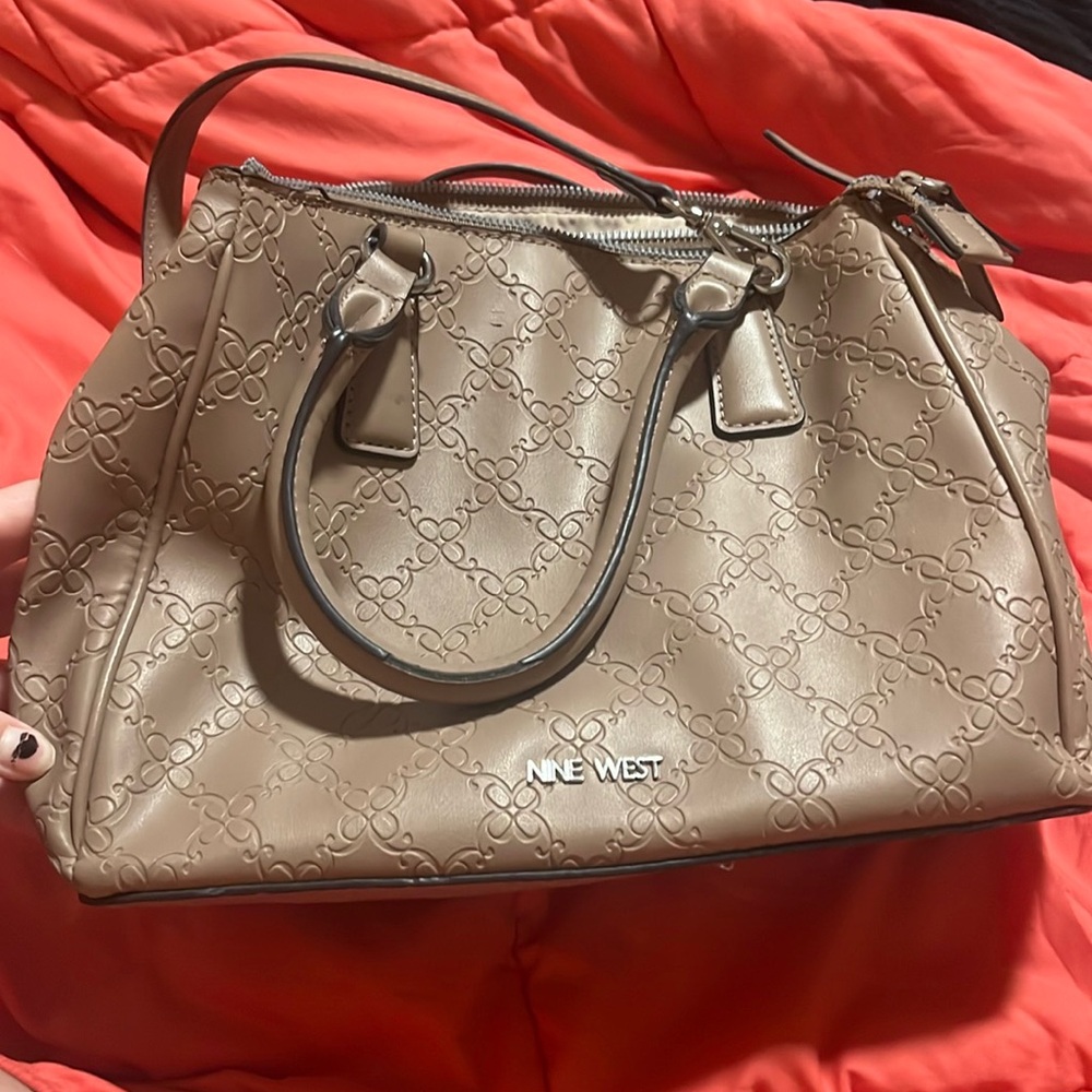 Tan Nine West hand bag with cross body or shoulder strap.